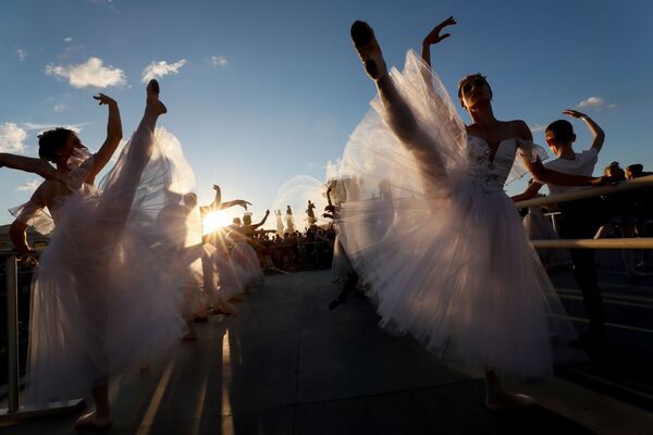 Particiantes de aula de ballet ao ar livre durante o Festival Mundial de Ballet em Moscou, Rússia - Sputnik Brasil