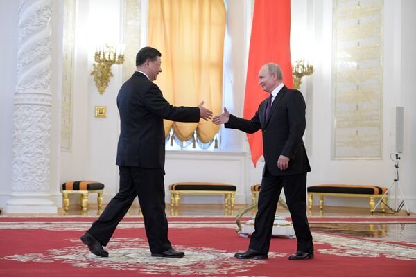 Presidente da China Xi Jinping e o líder russo Vladimir Putin durante cerimônia oficial de boas-vindas no Kremlin, em Moscou, Rússia - Sputnik Brasil