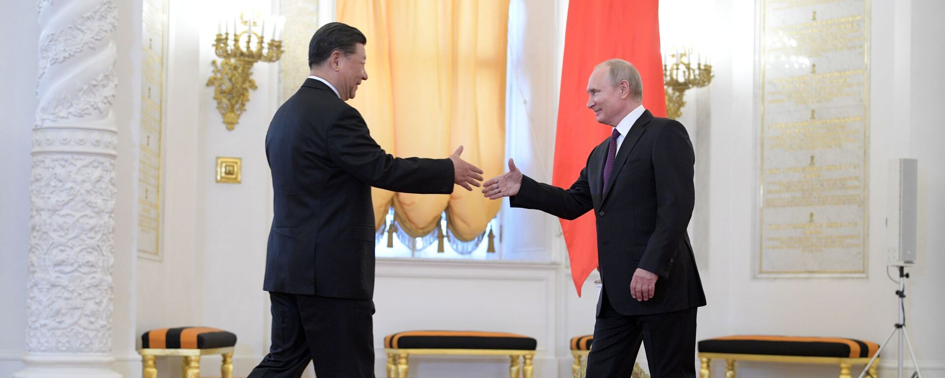 Presidente da China Xi Jinping e o líder russo Vladimir Putin durante cerimônia oficial de boas-vindas no Kremlin, em Moscou, Rússia - Sputnik Brasil, 1920, 15.12.2021