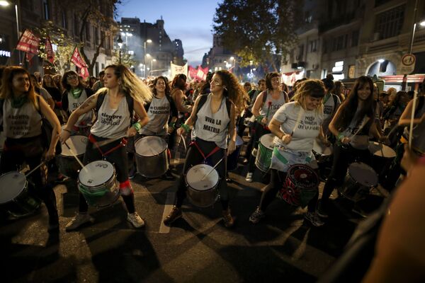 Mulheres tocam tambor durante protesto contra a violência em Buenos Aires, Argentina - Sputnik Brasil
