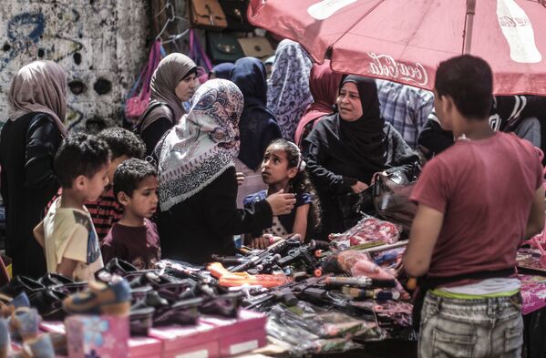 Palestinos no mercado antes do feriado de Eid al-Fitr na cidade de Gaza - Sputnik Brasil