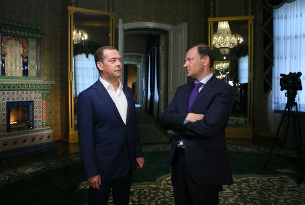 Primeiro-ministro russo Dmitry Medvedev concede entrevista ao canal russo de TV  - Sputnik Brasil