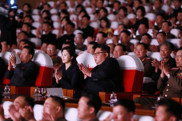 Líder norte-coreano Kim Jong-un durante show do Exército Popular coreano - Sputnik Brasil
