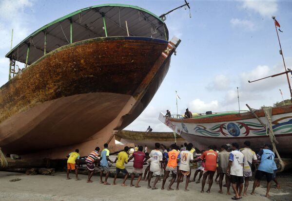 Pescadores indianos puxam navio para terra antes do início da estação das monções - Sputnik Brasil