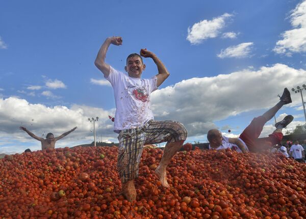 Participantes do 10º Festival anual Tomatina na cidade colombiana de Sutamarchan - Sputnik Brasil