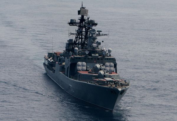 Destróier dos EUA entra em águas territoriais da Rússia e se retira após advertência (VÍDEO) - Sputnik Brasil