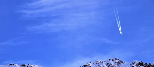 Avião em voo sobre montanhas (imagem referencial) - Sputnik Brasil