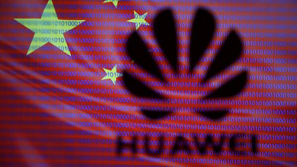 Logotipo da Huawei com bandeira chinesa em segundo plano - Sputnik Brasil