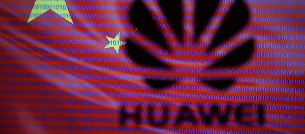 Logotipo da Huawei com bandeira chinesa em segundo plano - Sputnik Brasil