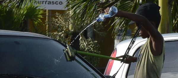 Nos estacionamentos à beira-mar, crianças trabalham lavando o vidro dos carros em Natal. - Sputnik Brasil