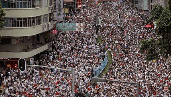 Manifestantes marcham no centro da cidade contra uma proposta emenda às leis de extradição em Hong Kong. Caso aprovada, a lei permitirá a extradição para fora do país, incluindo a China continental.  - Sputnik Brasil