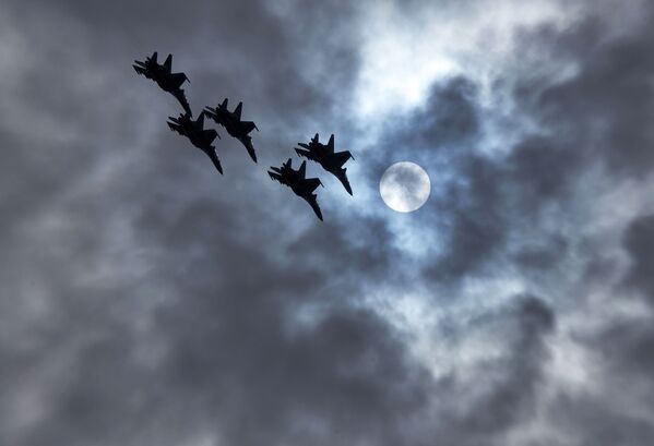 Caças multifunções MiG-29 da esquadrilha de acrobacia aérea Strizhi durante ensaios gerais da cerimônia de fechamento dos jogos militares Aviadarts 2019 na Crimeia - Sputnik Brasil