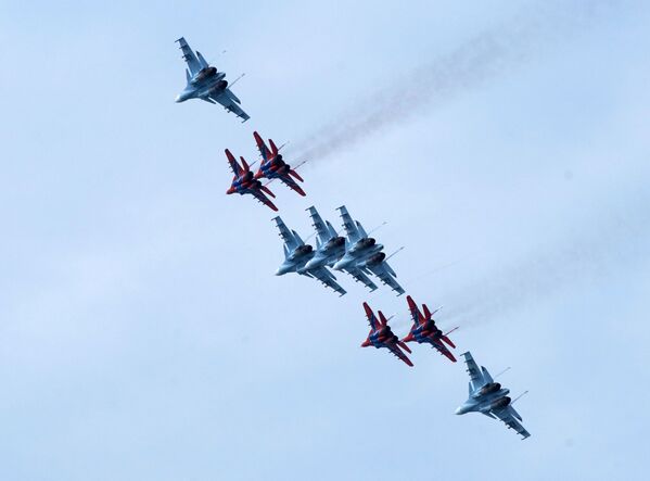 Caças multifuncionais Su-27 da esquadrilha de acrobacia aérea Russkie Vityazi e MiG-29 da esquadrilha de acrobacia aérea Strizhi durante ensaios gerais da cerimônia de fechamento dos jogos militares Aviadarts 2019 na Crimeia - Sputnik Brasil