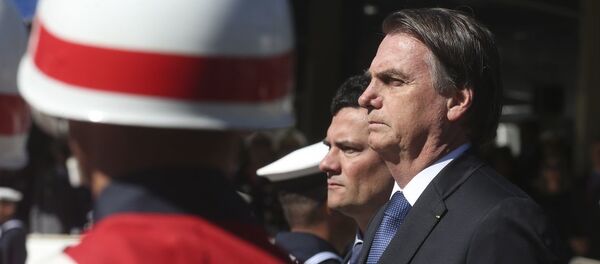 O presidente da República Jair Bolsonaro e o ministro da Justiça e Segurança Pública, Sergio Moro posam durante cerimônia oficial da Marinha, em Brasília. - Sputnik Brasil