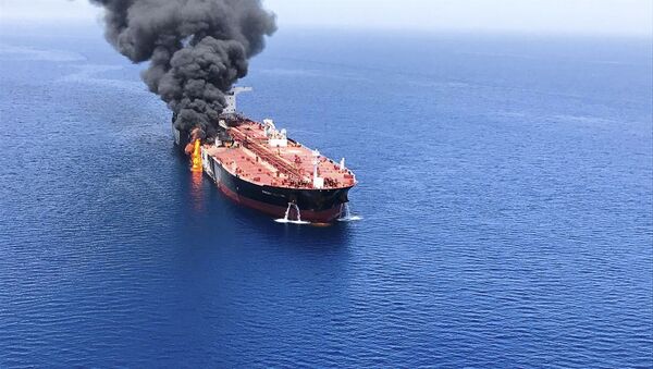 Chamas e fumaça em navio-petroleiro (imagem referencial) - Sputnik Brasil