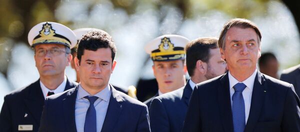 Ministro Sérgio Moro chega ao lado do presidente Jair Bolsonaro a um evento militar em Brasília - Sputnik Brasil