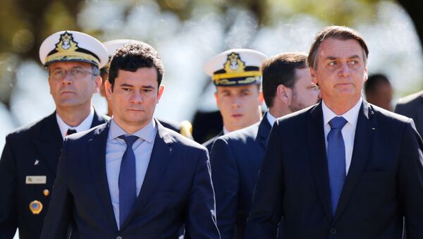 Ministro Sérgio Moro chega ao lado do presidente Jair Bolsonaro a um evento militar em Brasília - Sputnik Brasil