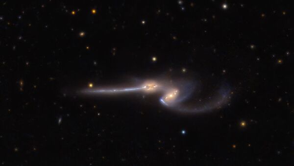 Imagem da NASA mostra duas poderosas galáxias espirais se separando - Sputnik Brasil