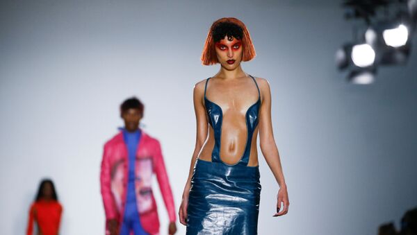 Modelos apresentam coleção no desfile Fashion East na semana da moda masculina em Londres, Reino Unido - Sputnik Brasil