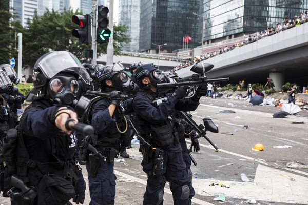 Polícia durante confrontos com manifestantes em Hong Kong, China - Sputnik Brasil