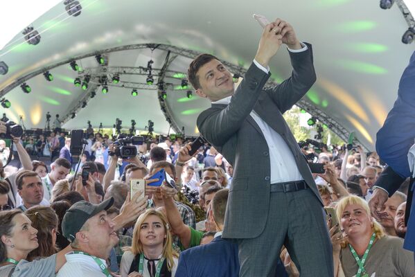 Presidente da Ucrânia, Vladimir Zelenski, tira fotos durante o primeiro congresso de seu partido no jardim botânico da cidade, Kiev, Ucrânia - Sputnik Brasil