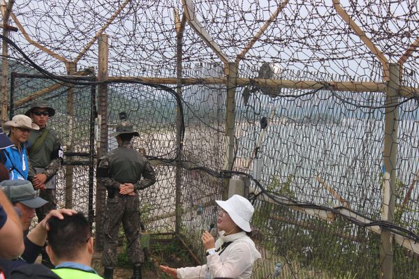 Guia dá as últimas instruções antes da entrada na zona que durante mais de 70 anos apenas era acessível para os militares - Sputnik Brasil