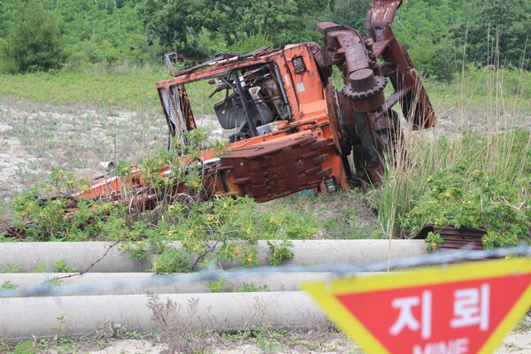 No entanto, nos últimos tempos têm sido os seus próprios cidadãos têm se tornado vítimas das explosões dessas minas. Na foto – uma escavadeira que entrou na zona proibida. O motorista conseguiu sobreviver, mas os destroços da escavadeira foram deixados no local como um exemplo para os descendentes - Sputnik Brasil