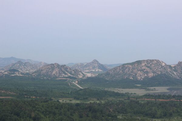 Vista do mirante mais setentrional da Coreia do Sul sobre a estrada que atravessa a fronteira. O pequeno arco entre as montanhas é a porta de entrada na Coreia do Norte - Sputnik Brasil