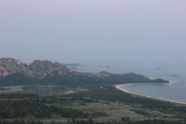 Logo ao sul do pitoresco lago Kamho se localiza a seção final da linha de demarcação militar de 250 quilômetros que separa a Coreia que antes era una. Apenas a 15 quilômetros ao norte se encontra a zona turística conjunta de Kumgangsan, que durante dez anos de trabalho foi visitada por quase dois milhões de sul-coreanos. Agora eles apenas podem sonhar em apreciar a beleza das mais bonitas montanhas da Coreia. Mas a vereda da paz na zona desmilitarizada lhes dá a chance de se aproximarem, pelo menos, mais um passo do seu sonho mais querido - Sputnik Brasil