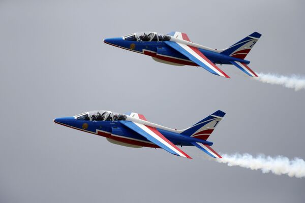 Grupo das Forças Armadas francesas Patrouille de France durante treinamentos na véspera do salão aeronáutico internacional de Le Bourget - Sputnik Brasil