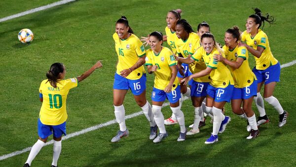 Marta comemora gol da seleção brasileira contra a Itália, resultado classificou o time às oitavas de final da Copa do Mundo - Sputnik Brasil