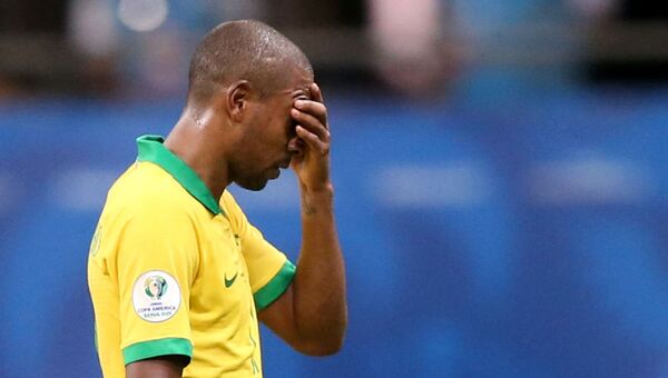 Fernandinho parece desanimado após a partida.  - Sputnik Brasil