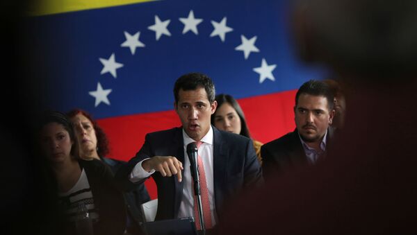 Juan Guaidó, líder da oposição venezuelana, realiza coletiva de imprensa após alegações de corrupção em Caracas, Venezuela, em 17 de junho de 2019 - Sputnik Brasil