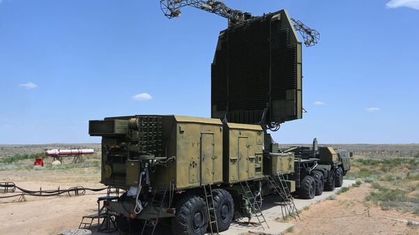 Sistemas de mísseis terra-ar S-300 Favorit do Distrito Militar do Sul durante exercícios militares com o 4º Exército Aéreo e de Defesa Antiaérea no polígono de Ashuluk, na região de Astrakhan - Sputnik Brasil