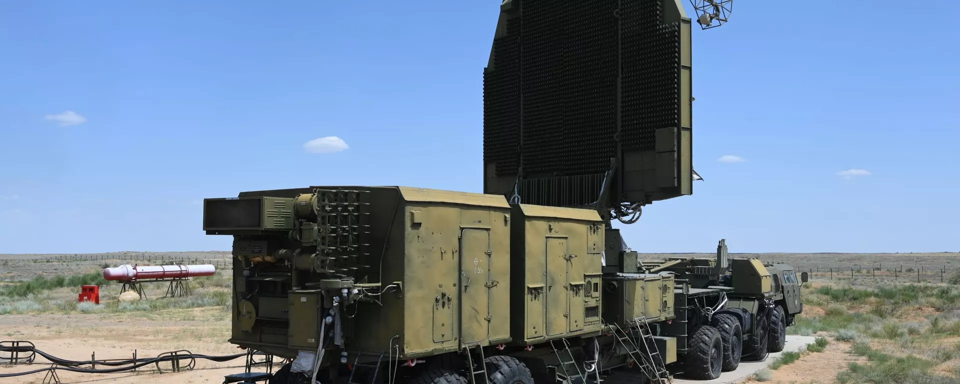 Sistemas de mísseis terra-ar S-300 Favorit do Distrito Militar do Sul durante exercícios militares com o 4º Exército Aéreo e de Defesa Antiaérea no polígono de Ashuluk, na região de Astrakhan - Sputnik Brasil, 1920, 13.11.2024