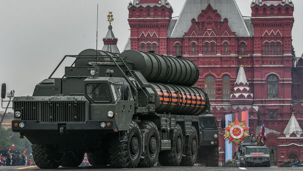 Sistemas de defesa antiaérea russo S-400 Triumph durante desfile militar na Praça Vermelha, em Moscou, Rússia - Sputnik Brasil