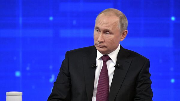 O presidente russo, Vladimir Putin, respondendo às perguntas dos cidadãos durante a linha direta anual, 20 de junho de 2019 - Sputnik Brasil