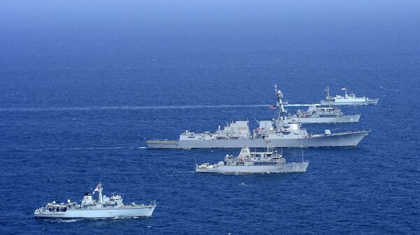 Navios dos EUA e do Reino Unido durante os exercícios do golfo Pérsico (imagem de arquivo) - Sputnik Brasil