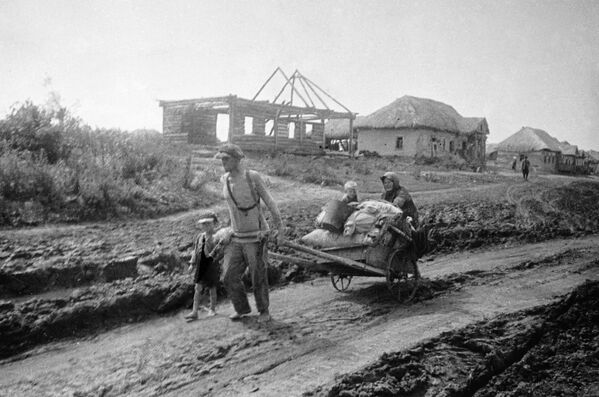 Família abandona sua casa, julho de 1941 - Sputnik Brasil