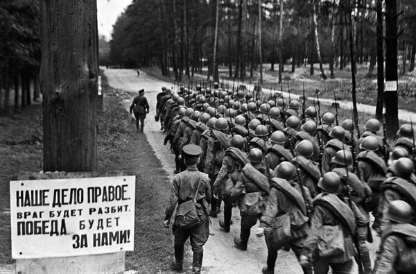 Colunas de combatentes se dirigem à frente de batalha a partir de Moscou, 23 de junho de 1941 - Sputnik Brasil