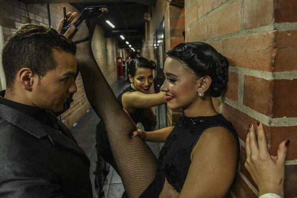 Dançarinos se aquecem nos bastidores do Torneio de Tango
 - Sputnik Brasil