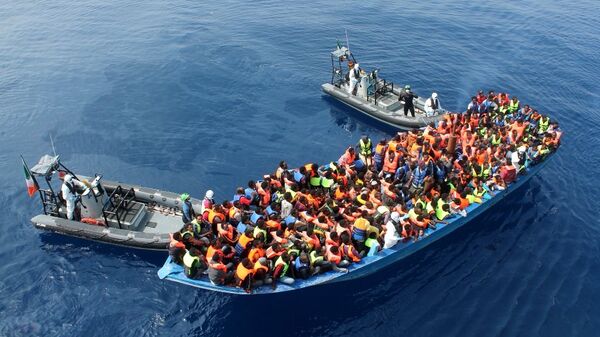 Refugiados africanos resgatados no Mediterrâneo por oficiais da Marinha da Irlanda - Sputnik Brasil