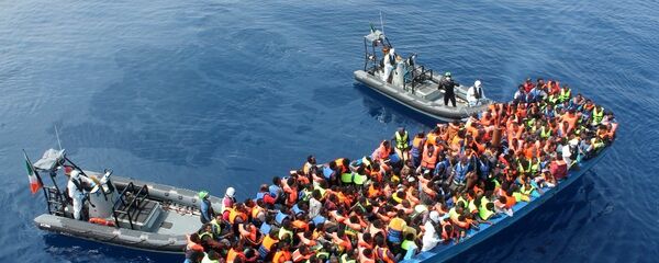 Refugiados africanos resgatados no Mediterrâneo por oficiais da Marinha da Irlanda - Sputnik Brasil