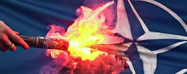 Bandeira da OTAN é queimada durante protestos na Rússia Bandeira da OTAN é queimada durante protestos na Rússia - Sputnik Brasil