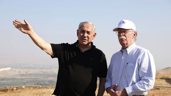 Premiê de Israel, Benjamin Netanyahu, com o conselheiro de Segurança Nacional dos EUA, John Bolton, no Vale do Jordão, em 23 de junho de 2019 - Sputnik Brasil