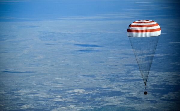 Cápsula de retorno da nave espacial tripulada Soyuz MS-11 durante o pouso perto da cidade de Zhezkazgan, no Cazaquistão - Sputnik Brasil