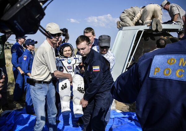 Cosmonauta russo Oleg Kononenko depois do pouso em uma região remota do Cazaquistão - Sputnik Brasil