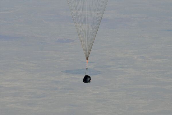 Cápsula de retorno da nave espacial tripulada Soyuz MS-11 com a equipe internacional da Expedição 59 durante o pouso perto da cidade de Zhezkazgan, no Cazaquistão
 - Sputnik Brasil