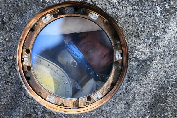 Astronauta da Administração Nacional da Aeronáutica e Espaço (NASA, na sigla em inglês) Anne McClain depois do pouso da cápsula de retorno da nave espacial tripulada Soyuz MS-11 com a equipe internacional da Expedição 59 perto da cidade de Zhezkazgan, no Cazaquistão - Sputnik Brasil