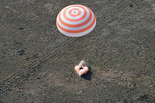 Pouso da cápsula de retorno da nave espacial tripulada Soyuz MS-11 com a equipe internacional da Expedição 59 perto da cidade de Zhezkazgan, no Cazaquistão - Sputnik Brasil